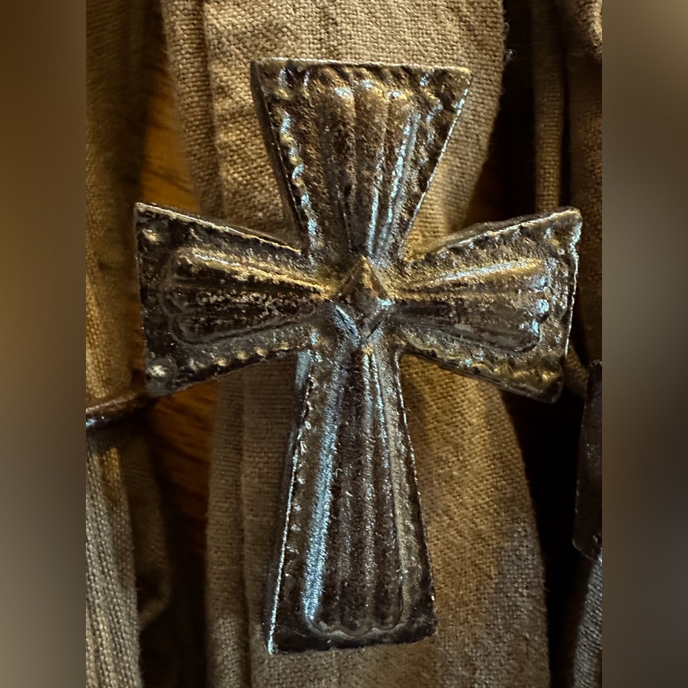 6 Cross napkin holders with brown cloth napkins